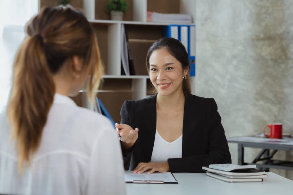 The HR department is reviewing the resumes of job applicants, resumes are important documents for job application. It should contain resume, training history, education, talent, work skills, etc.
